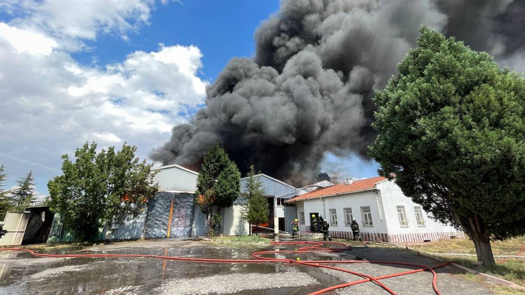 Kayseri'de sünger fabrikasında büyük yangın: Bir saatte kontrol altına alındı 16